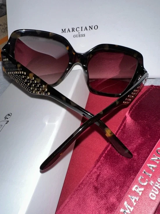 Marciano by GUESS Velvet Jewelry Box - Deep Berry sunglasses 🕶️ - Picture 12 of 16